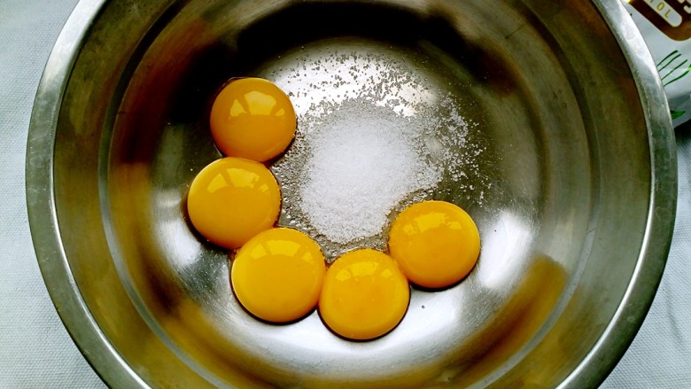 木糖醇南瓜戚风蛋糕,蛋黄中加入15克木糖醇打散。