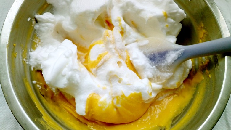 木糖醇南瓜戚风蛋糕,取1/3的蛋白加入蛋黄糊中。