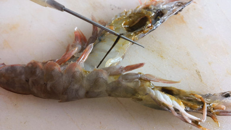 一帆风顺虾,用牙签或针挑出大虾的泥线，
