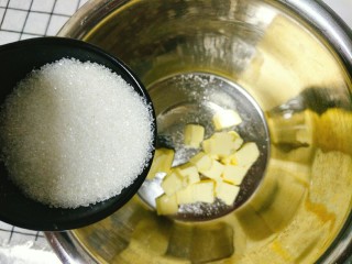 地瓜玛芬蛋糕,黄油室温软化以后放入白糖，搅拌一下