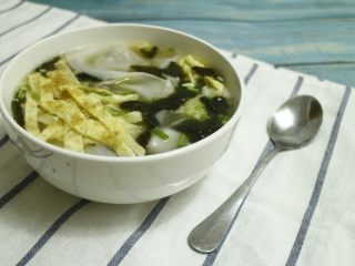 猪肉香菇馄炖,盛出馄炖加适量汤，混合均匀即可享用，如果有骨汤和鸡汤就更美味了
