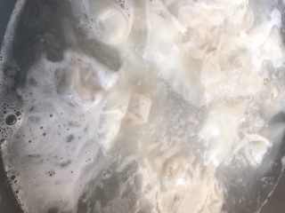 猪肉香菇馄炖,水开后放入馄炖大火煮，水开后加入三次半碗凉水，最后一次开锅后可以盛出来