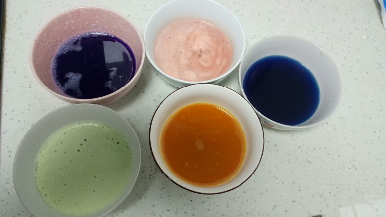 不用洗面的～五颜六色的凉皮,今天我做了五种颜色，但我告诉了大家如何做出8种颜色。紫甘蓝、西红柿、菜椒南瓜分别加入适量水榨汁，蝶豆花泡茶，其材料用量根据自己的喜好，喜欢颜色深就多放食材少放水，喜欢颜色浅就少放食材多放水。
