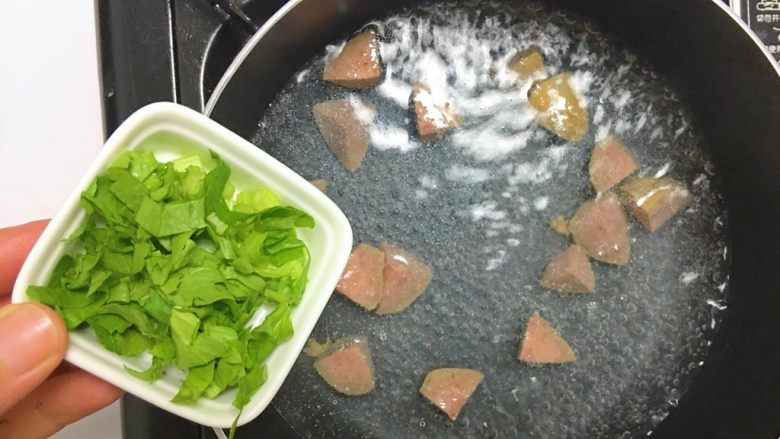 牛肉丸汤面,再倒入芹菜碎