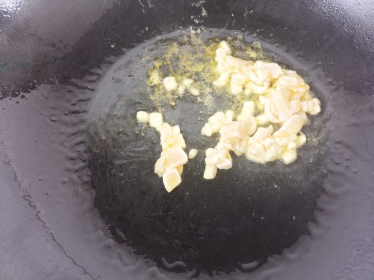 鸡肉香菇黑胡椒意面,然后锅里热油，先把鸡肉放进去炒。