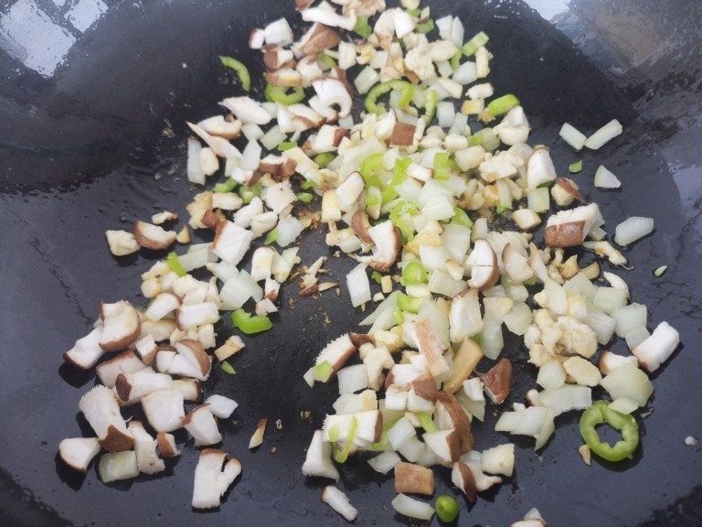 鸡肉香菇黑胡椒意面,然后再加入青椒和香菇一起炒。