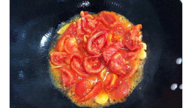 番茄土豆炖牛腩,加入番茄，翻炒汁水浓稠