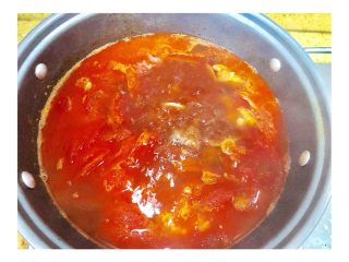 番茄土豆炖牛腩,准备好开水，把牛腩，番茄，倒入，继续大火煮开，然后调成小火慢炖1小时