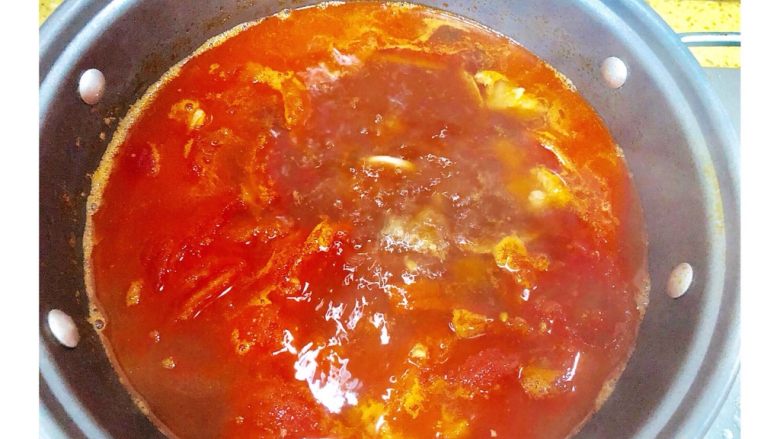 番茄土豆炖牛腩,准备好开水，把牛腩，番茄，倒入，继续大火煮开，然后调成小火慢炖1小时