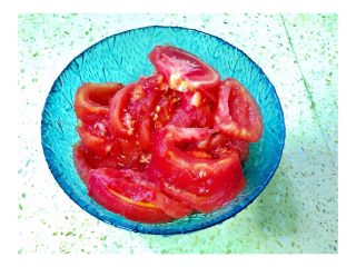 番茄土豆炖牛腩,番茄顶部划十字刀，在开水中滚一下，轻松剥去外皮，切成片状
