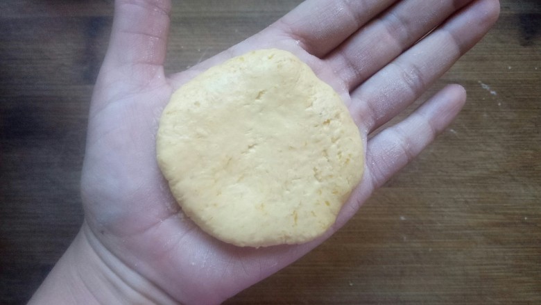芝香南瓜饼,将面团摁扁，稍稍整形。
