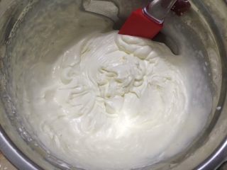 芒果木糠杯,淡奶油加入糖粉用打蛋器打发