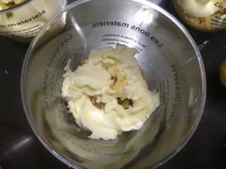 芒果木糠杯,淡奶油装入装有裱花嘴的裱花袋里后挤入一层奶油到杯子里