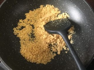 芒果木糠杯,接着放入砸碎的饼干和黄油一起搅拌均匀