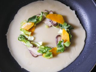 蔬菜可丽饼,面糊凝固后，将蔬菜放在上面，形成一个花环