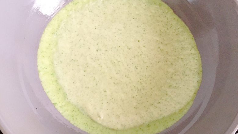 黄瓜鸡蛋饼,倒入拌好的面糊，然后转动锅子，让面糊均匀地铺满锅底，小火煎至面糊起泡就可以翻面。