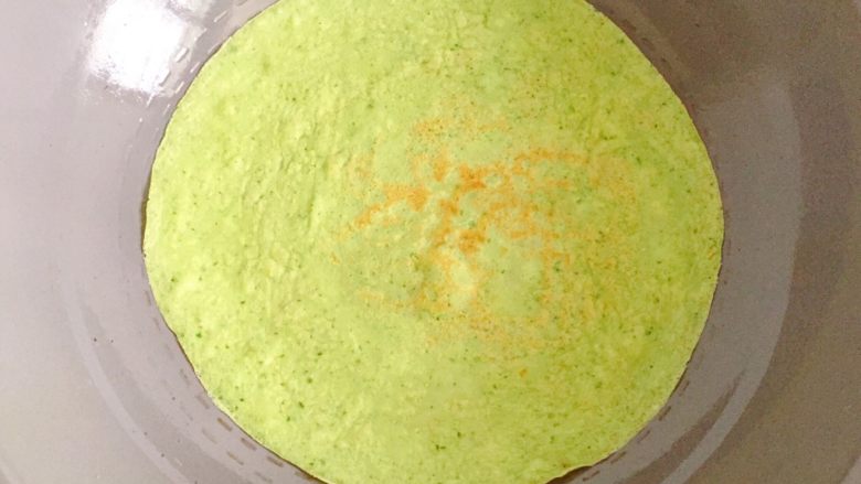 黄瓜鸡蛋饼,翻转的蛋饼，如果要颜色翠绿的煎十几秒就可以了；如果喜欢吃香的就多煎一会。