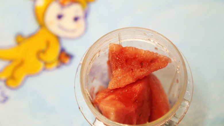 美食丨炎炎夏日  DIY冰格清爽好吃又健康～,切成小块放入榨汁机打成西瓜汁。
