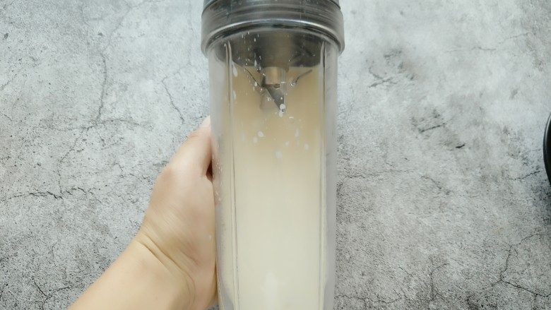 香甜玉米汁,把玉米粒跟牛奶倒入料理机混合。