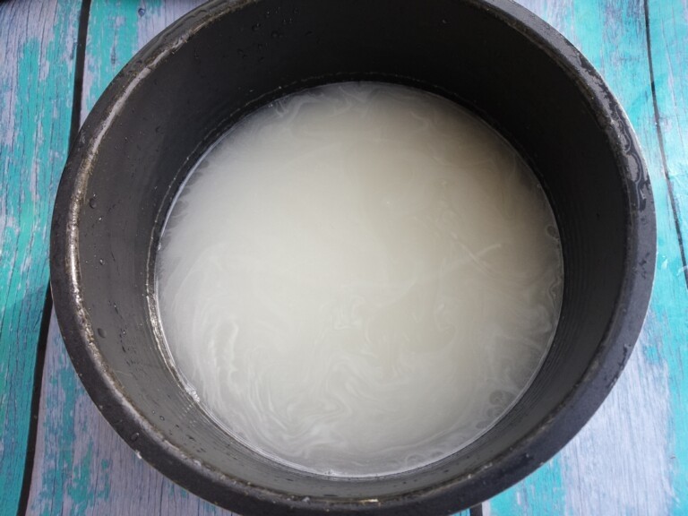 香菇腊肠焖饭,然后电饭锅里面放水和米。