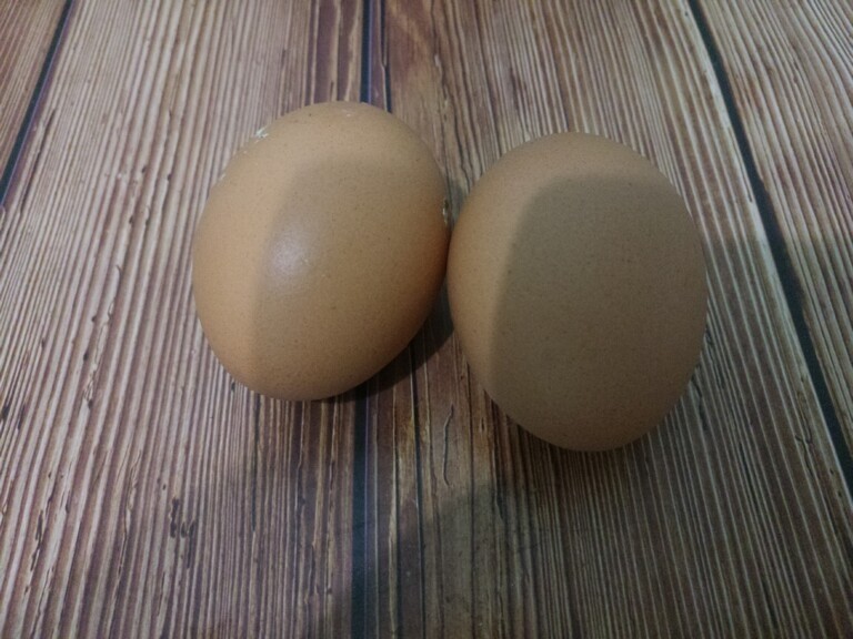 纯蛋黄溶豆,先准备两个鸡蛋。