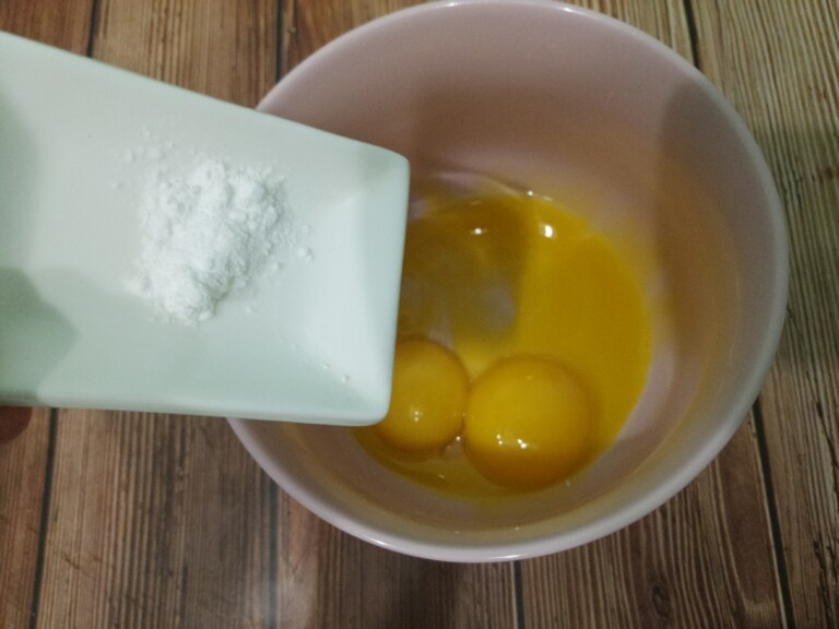 纯蛋黄溶豆,加入糖粉。