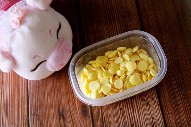纯蛋黄溶豆,放在密封盒里，给宝宝一天吃几个。