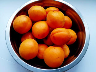 糖水杏,首先将杏洗净，制作糖水杏，要挑选肉质硬、偏酸的杏。已经熟透的、太软的杏是不适合的。