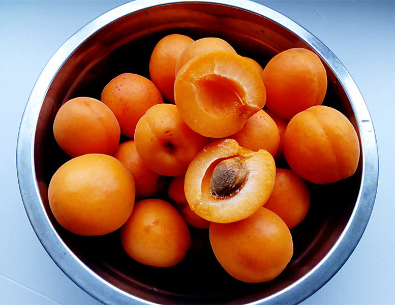 糖水杏,用小刀在杏上划一圈，将杏对半掰开，并去掉核。