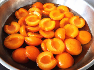 糖水杏,将处理好的杏倒入沸腾的糖水里，大火加热，直到再次煮开。