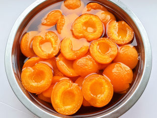 糖水杏,水开后，转中火继续煮1-2分钟（视杏的硬度，如果杏很硬可以多煮一会儿）。然后关火，将杏浸泡在糖水中，冷却以后，放入冰箱冷藏一晚，之后可以随时食用（保持杏浸泡在糖水里）。