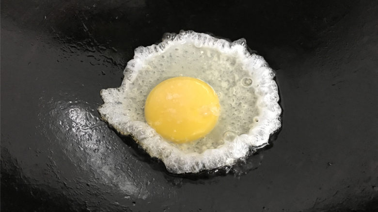 鹅蛋鲫鱼汤,锅中倒入少许的油，倒入鹅蛋。