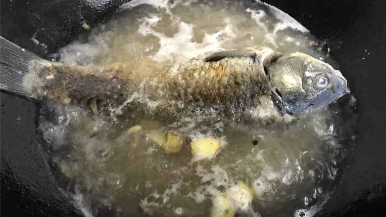 鹅蛋鲫鱼汤,加入没过鲫鱼的开水，把鱼籽也一起放入煮。