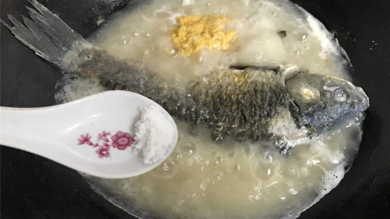 鹅蛋鲫鱼汤,加入适量盐调味。