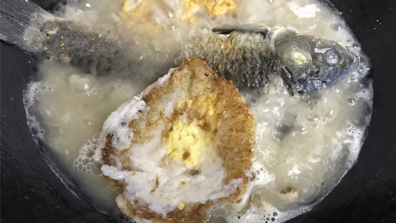 鹅蛋鲫鱼汤,大火煮开后放入煎好的鹅蛋一起中小火慢煮至汤汁呈奶白色。