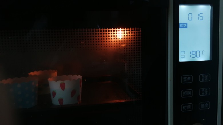 葡萄干哈雷蛋糕,放入预热好的烤箱，上下火，中层，上火190度，下火195度，15分钟左右