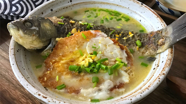 鹅蛋鲫鱼汤,汤鲜味美，营养丰富，补钙又健脑的鹅蛋鱼汤就可以开吃了。