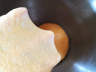 全麦南瓜面包,开4档高速揉至扩展阶段。此时可以抻出薄膜，但容易破裂，做甜面包揉到这样就可以了。
