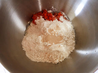 全麦南瓜面包,将主料中除黄油以外的其它原材料按照底层液体、糖、盐，中层粉类，上层酵母的顺序放入厨师机。