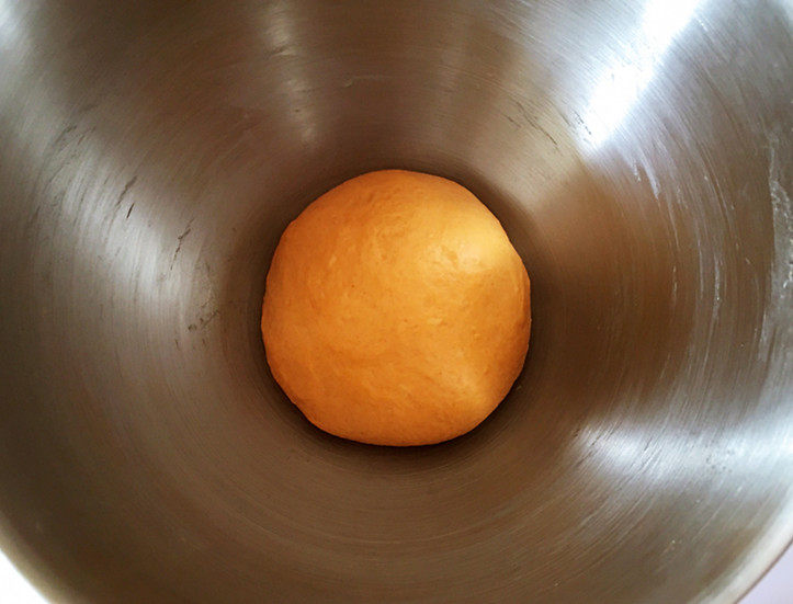 全麦南瓜面包,将揉好的面团整形，盖上保鲜膜，室温发酵。