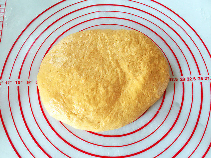 全麦南瓜面包,将发酵好的面团取出按揉几下，排除气体。