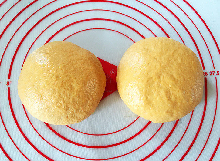 全麦南瓜面包,平均分成两份，盖上保鲜膜松弛15分钟。
