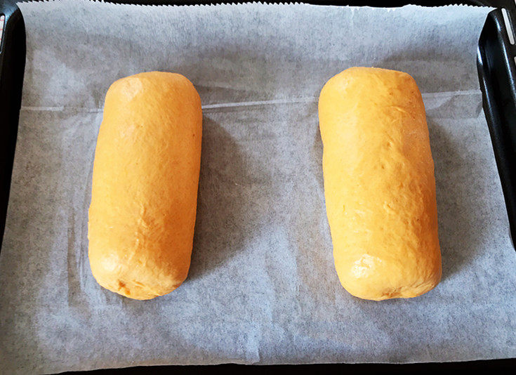 全麦南瓜面包,放到铺有油纸的烤盘中，中间留出空隙。