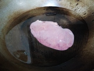 白切猪肝,锅里放适量的清水，放入泡好的猪肝，开火煮。
