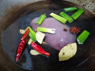 白切猪肝,放入八角，香叶，桂皮，花椒，干辣椒，姜片和大葱葱叶。