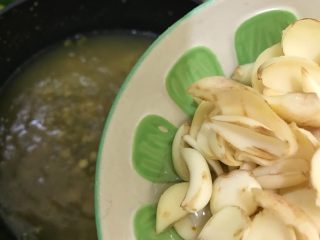夏日解暑佳品-鲜百合绿豆汤,加入鲜百合