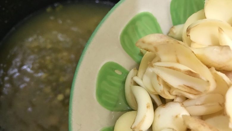 夏日解暑佳品-鲜百合绿豆汤,加入鲜百合
