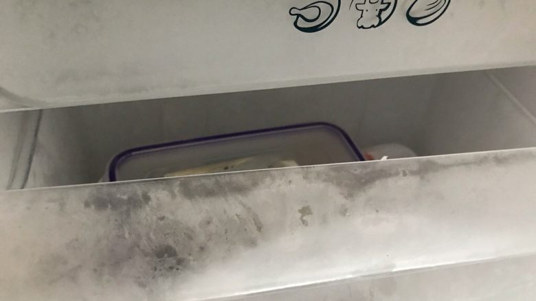 夏日解暑佳品-鲜百合绿豆汤,将保鲜盒放入冰箱冷冻