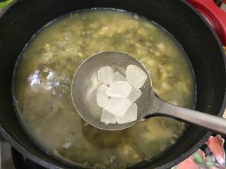 夏日解暑佳品-鲜百合绿豆汤,5分钟后，加入适量冰糖，搅拌均匀，待冰糖融化，即可