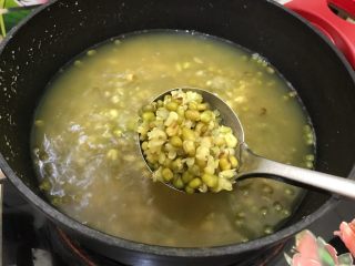 夏日解暑佳品-鲜百合绿豆汤,25分钟后，绿豆已经开花了